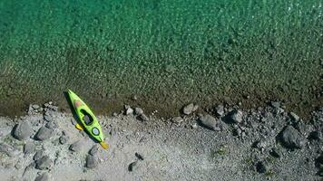 turismo kayac en un rocoso lago apuntalar video