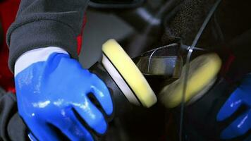 automotive detailer met auto polijstmachine in actie video