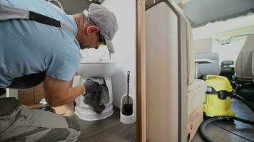 arbeider schoon en desinfecteren een rv camper busje toilet kom video