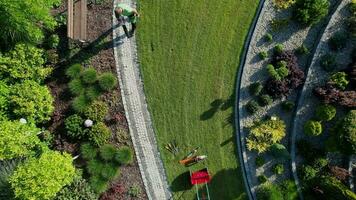 aereo Visualizza di giardiniere soffiaggio sporco e foglie a partire dal giardino ciottolo percorsi video