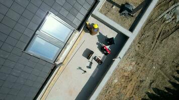 costruzione lavoratore finitura balcone elementi nel di recente sviluppato moderno Casa video