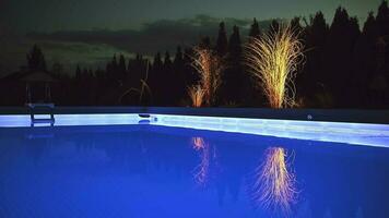 iluminado ao ar livre residencial natação piscina durante cedo tarde horas video