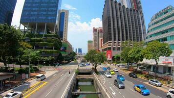 hora lapso de Singapur tráfico el ciudad. tráfico señales, luces y arboles alrededor el calle. Singapur. video