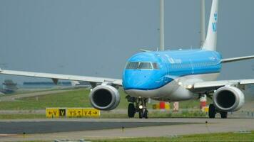 amsterdam, de nederländerna juli 25, 2017 - klm cityhoppare embraer 190 ph ezp taxning innan avresa på bana 36l polderbaan. shiphol flygplats, amsterdam, holland video