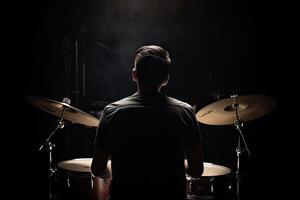joven hombre jugando tambores en un oscuro fondo, espalda vista. música concepto, un batería lleno posterior ver jugando batería, ai generado foto