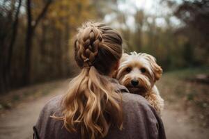 joven Pareja con un perro en el otoño parque. selectivo enfocar. un joven mujer posterior ver participación su perro en el hombro, ai generado foto