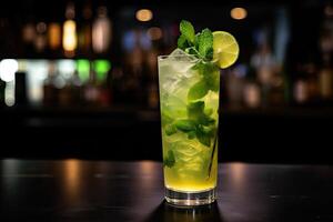 mojito cóctel en un vaso con Lima y menta en el bar mostrador un delicioso mojito bebida en el bar mostrador en un frente a la playa configuración, adornado con Fresco menta hojas y un rebanada de Lima, ai generado foto