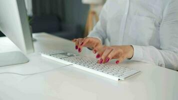 mujer mecanografía en un computadora teclado. concepto de remoto trabajo video