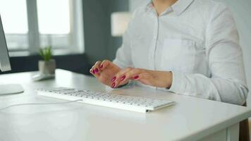kvinna skriver på en dator tangentbord. begrepp av avlägsen arbete video