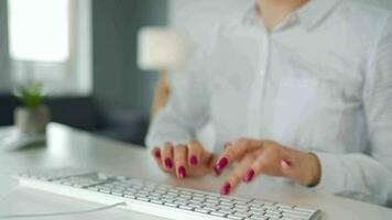 mulher digitando em uma computador teclado. conceito do controlo remoto trabalhos video