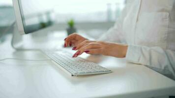 mujer mecanografía en un computadora teclado. concepto de remoto trabajo video