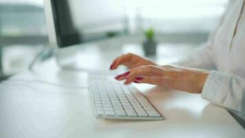 mujer mecanografía en un computadora teclado. concepto de remoto trabajo video