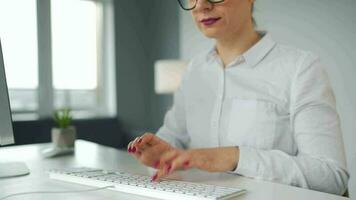 femme dactylographie sur une ordinateur clavier. concept de éloigné travail video