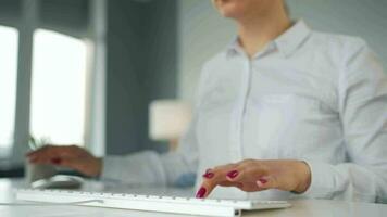 mujer mecanografía en un computadora teclado. concepto de remoto trabajo video