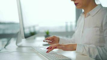 vrouw typen credit kaart aantal Aan computer toetsenbord. ze maken online aankoop. online betaling onderhoud video