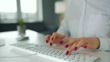 mujer mecanografía en un computadora teclado. concepto de remoto trabajo video