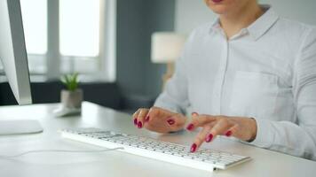 vrouw typen Aan een computer toetsenbord. concept van afgelegen werk video