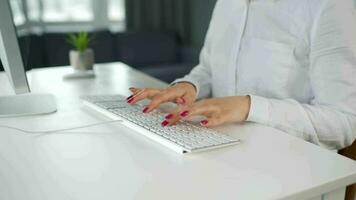 mujer mecanografía en un computadora teclado. concepto de remoto trabajo video
