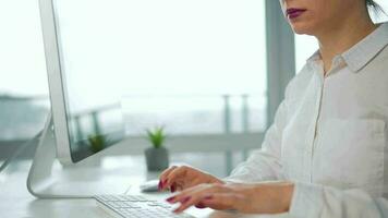 mulher digitando em uma computador teclado. conceito do controlo remoto trabalhos video