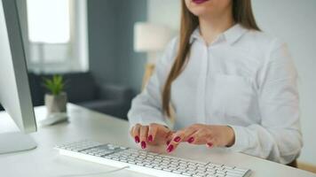 mulher digitando em uma computador teclado. conceito do controlo remoto trabalhos video