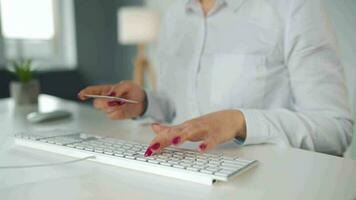 mujer mecanografía crédito tarjeta número en computadora teclado. ella haciendo en línea compra. en línea pago Servicio video