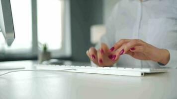 mulher digitando em uma computador teclado. conceito do controlo remoto trabalhos video