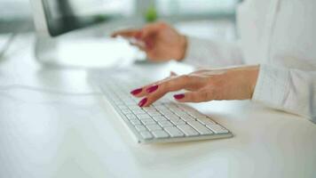 mulher digitando em uma computador teclado. conceito do controlo remoto trabalhos video