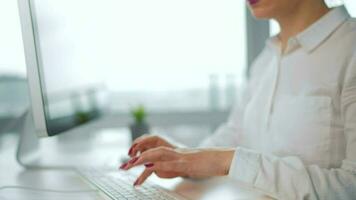 mujer mecanografía en un computadora teclado. concepto de remoto trabajo video