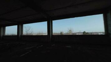 fpv dar vliegt door een verlaten gebouw video