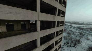 fpv zumbido moscas mediante un abandonado edificio video