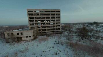 fpv drone mouches par un abandonné bâtiment video