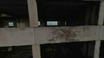 fpv zumbido moscas mediante un abandonado edificio video