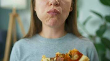 mulher comendo pizza. fechar-se. conceito do rápido mordidas e pouco saudável Comida video