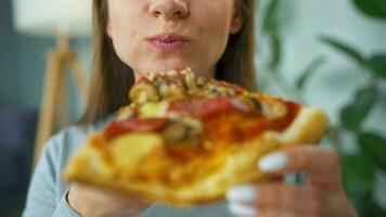 vrouw aan het eten pizza. detailopname. concept van snel bijt en ongezond voedsel video