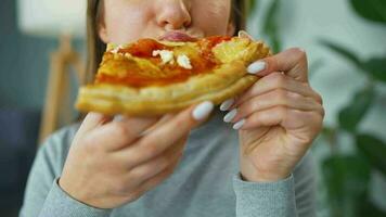 vrouw aan het eten pizza. detailopname. concept van snel bijt en ongezond voedsel video