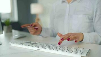 mujer mecanografía crédito tarjeta número en computadora teclado. ella haciendo en línea compra. en línea pago Servicio video