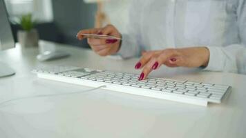 kvinna skriver kreditera kort siffra på dator tangentbord. hon framställning uppkopplad inköp. uppkopplad betalning service video