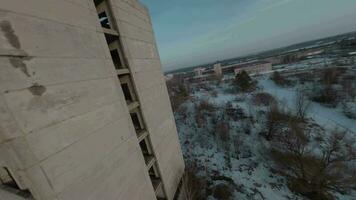 fpv drone mouches par un abandonné bâtiment video