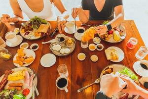 personas teniendo un delicioso fusión de asiático y europeo desayuno delicias foto