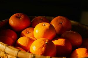 sabroso y delicioso naranja Fruta Fresco y sano en cesta. foto