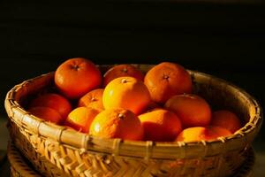 sabroso y delicioso naranja Fruta Fresco y sano en cesta. foto