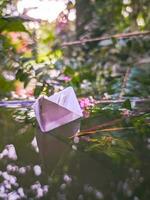 origami papel barco en agua foto
