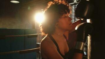 mujer yo defensa niña fuerza. africano americano mujer combatiente descansando después lucha formación en boxeo anillo. niña cansado después puñetazos boxeo bolsa. formación día en gimnasia, fuerza ajuste cuerpo rutina de ejercicio formación foto