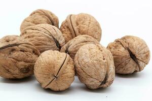 un puñado de texturizado nueces en un blanco antecedentes. sano alimento. foto en alto calidad. horizontal