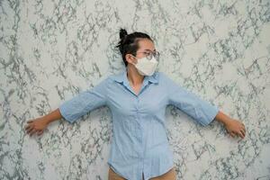 elegante mujer Hombre vistiendo un boca proteccion a evitar consiguiendo enfermo a trabajo o en el camino a trabajo aislado en blanco fondo, pandemia y social distanciamiento concepto.covid-19 foto