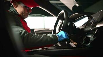 automobile détaillant ouvrier avec doux brosse à l'intérieur une voiture video