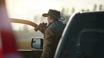 Cowboy mit Fernglas im seine Hände überwachen seine Land und Vieh video