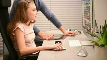caucásico padre y su hija en frente de moderno computadora video