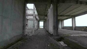 fpv Drohne fliegt wendig durch ein verlassen Gebäude. Post-apokalyptischen Ort ohne Menschen video