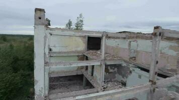 fpv zumbido moscas maniobrable mediante un abandonado edificio. post apocalíptico ubicación sin personas video